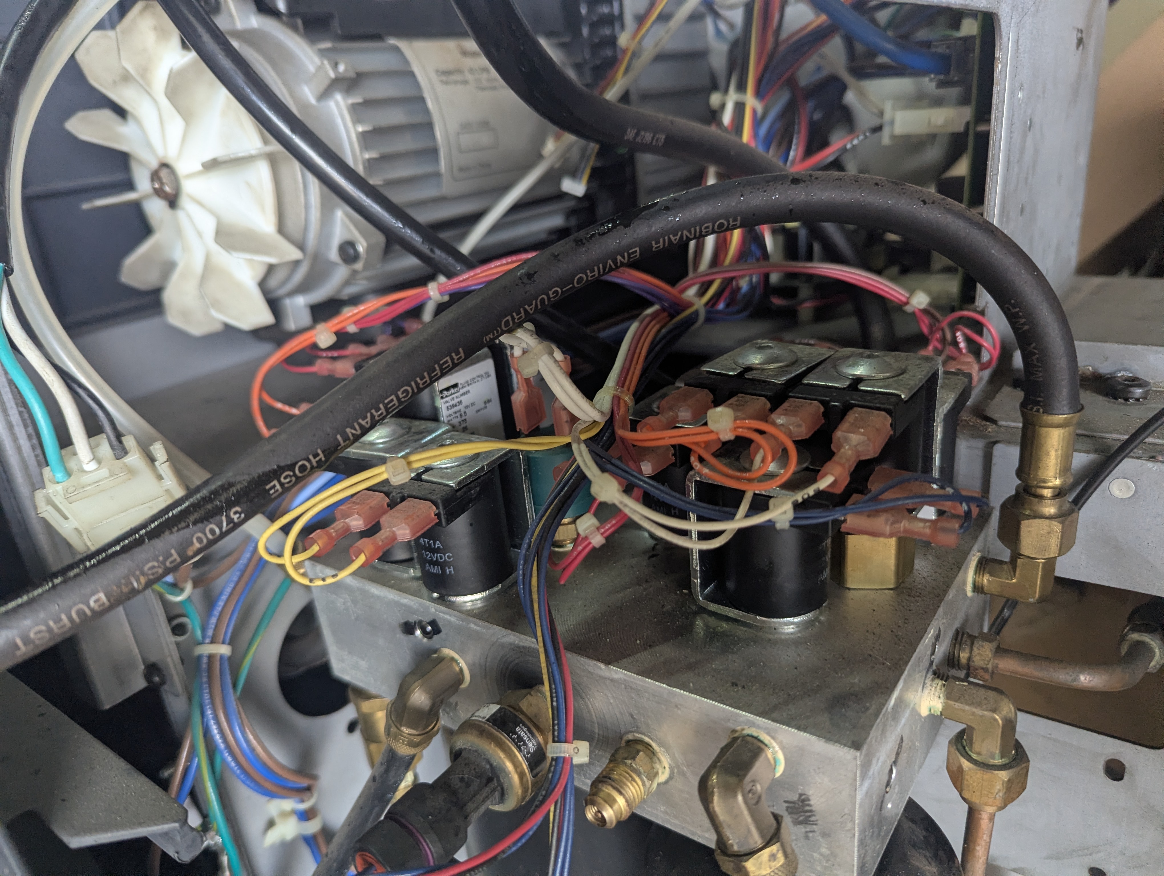 /assets/robinairacmachinetorndownhighresphoto.jpg